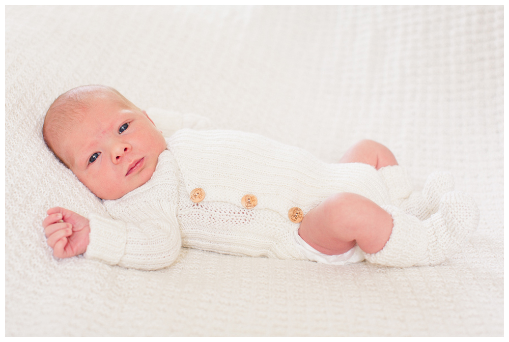 Nyfødtfotografering – Lille baby Georg og Pappaen hans.
