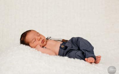 Nyfødtfotografering av en liten prins